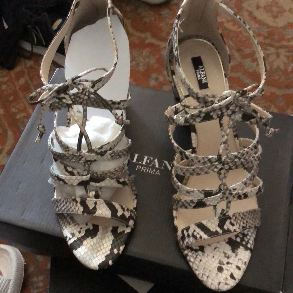 NIB 4 inch heel snakeskin designed leather strapped sandals Zipper on the back